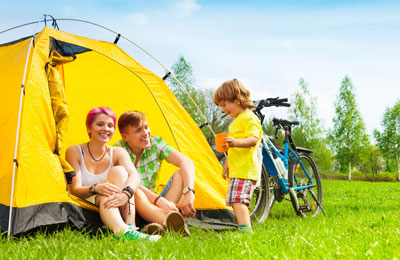 ferries reserva com aferry faz acampar no exterior simples e fácil família jovem desfrutar de umas férias de bicicleta e camping